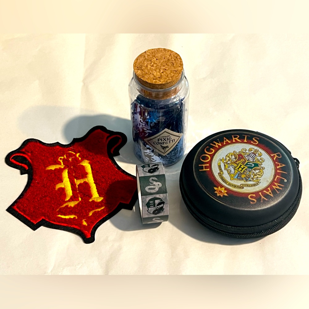 EPIC RARE HARRY POTTER ITEM BUNDLE! Hogwarts patch, Pixie confetti, tape, case